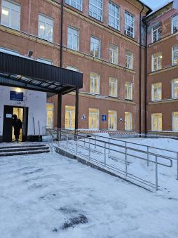В Учреждении имеются:
- пандусы,
- комплект хромированных дистанционных держателей
- кнопка вызова
- приемник сигнала вызова помощи 
- тактильные цифры-наклейки