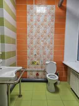 Оборудован туалет с расширенным дверным проемом, в котором в наличии:
- поручень с антибактериальным покрытием.
- поручень откидной с антибактериальным покрытием, пружинный. 
- поручень напольно-настенный с антибактериальным покрытием.
- поручень прямой с антибактериальным покрытием.