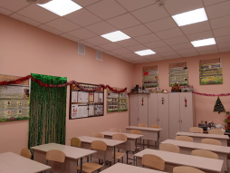 Кабинет истории. Классы площадью 204, 404  кв.м. Стол ученический регулируемый 4-6 ростовая группа – 30 шт., стул ученический регулируемый 4-6 группа 60 шт., стол учителя-2 шт., стул учителя – 2 шт., доска маркерная – 2 шт., шкаф закрытый - 4шт, шкаф открытый -3шт., доска - 2 шт., интерактивная доска  - 1шт, мультимедиа-проектор  - 2 шт, компьютер в сборе  - 2 шт, МФУ  - 2 шт.