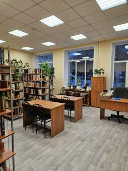 Библиотека. Площадь 64, 2 м2. Читальный зал - 12 посадочных мест.